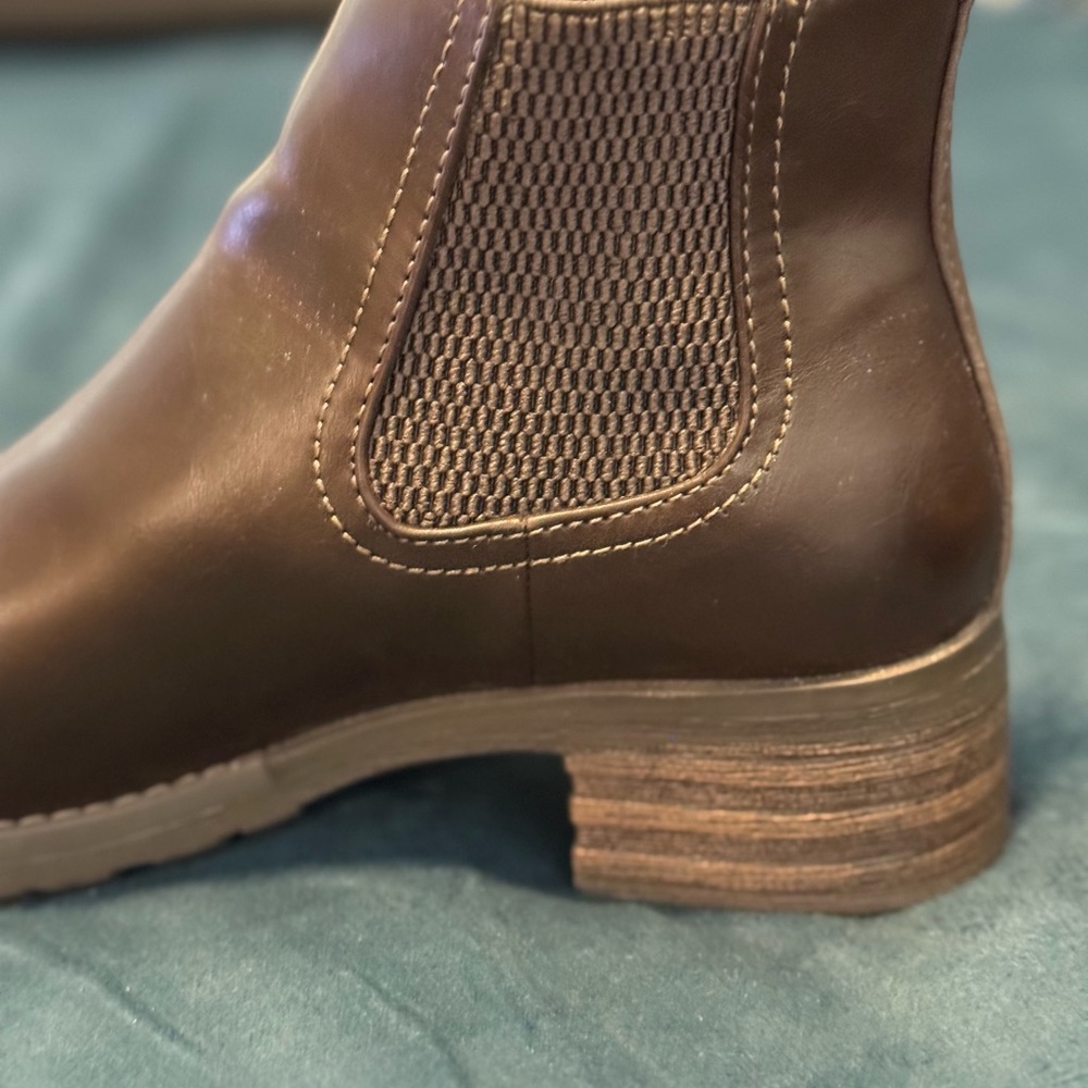 Eastland Dark Brown Chelsea Ankle Booties 7.5 - Picture 3 of 6